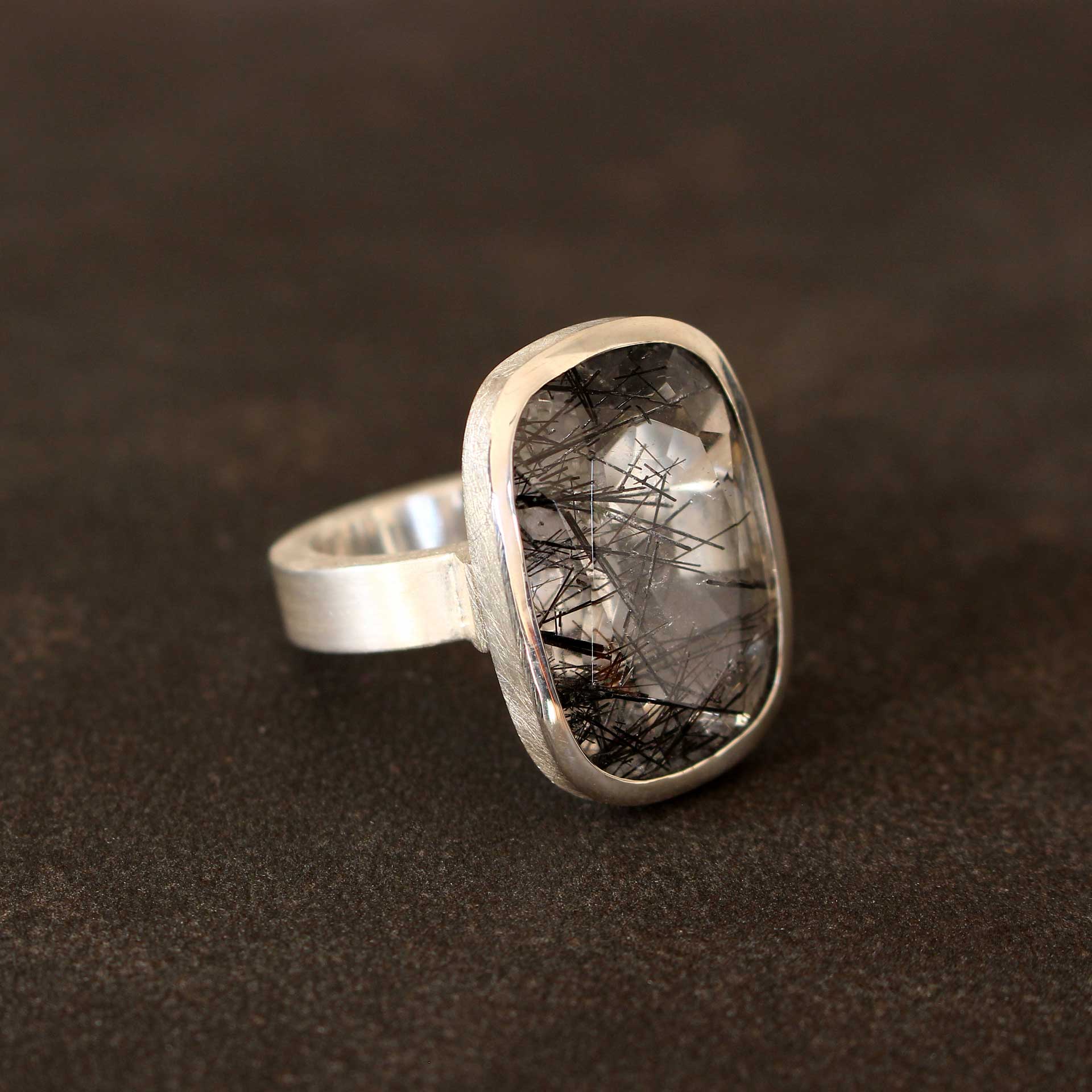 Ring mit Bergkristall und Turmalinnadeln – faszinierendes Naturunikat kunstvoll geschliffen