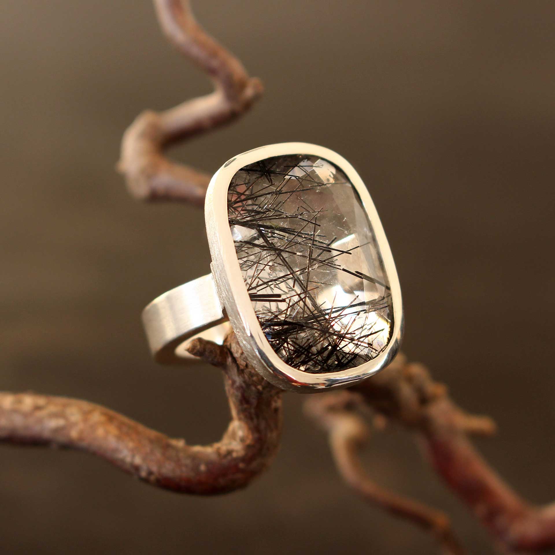 Silberring 925 mit Bergkristall-Turmalinnadeln im Antikschliff 19,24 ct – Statement in Schwarz-Weiß