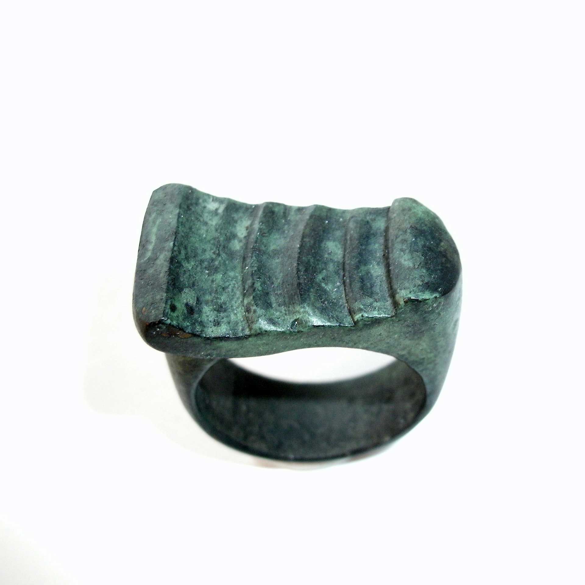 Bronzering mit grüner Patina