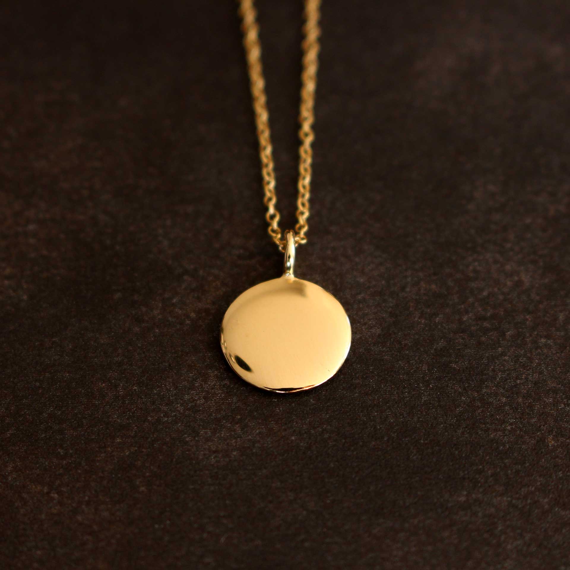 Handgefertigter runder Goldanhänger aus 18 Karat Gelbgold, Ø 12 mm. Zeitloses Design, hochwertige Verarbeitung. Perfekt für jeden Tag oder besondere Anlässe. Jetzt entdecken!