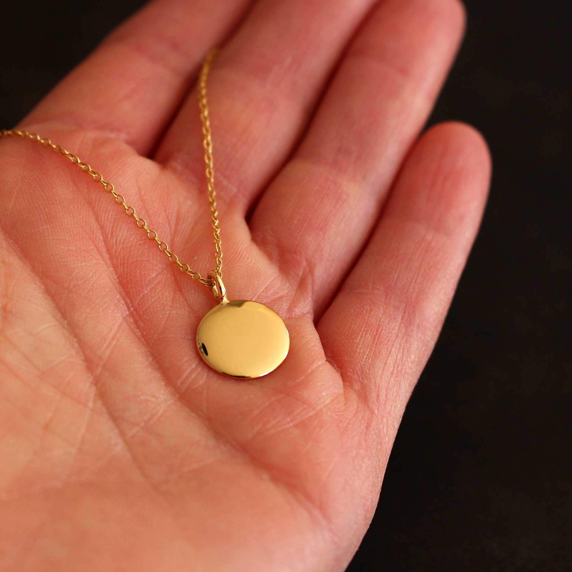 Detailansicht runder Goldanhänger 18K Gelbgold, handgefertigte Verarbeitung, Ø 12 mm