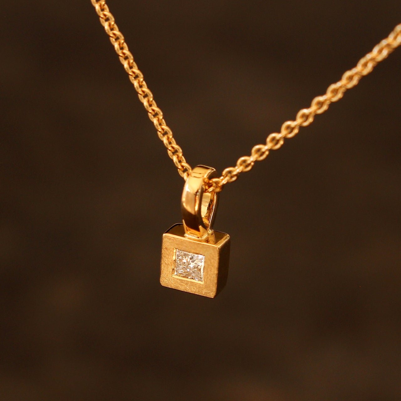 Goldanhänger mit Diamant