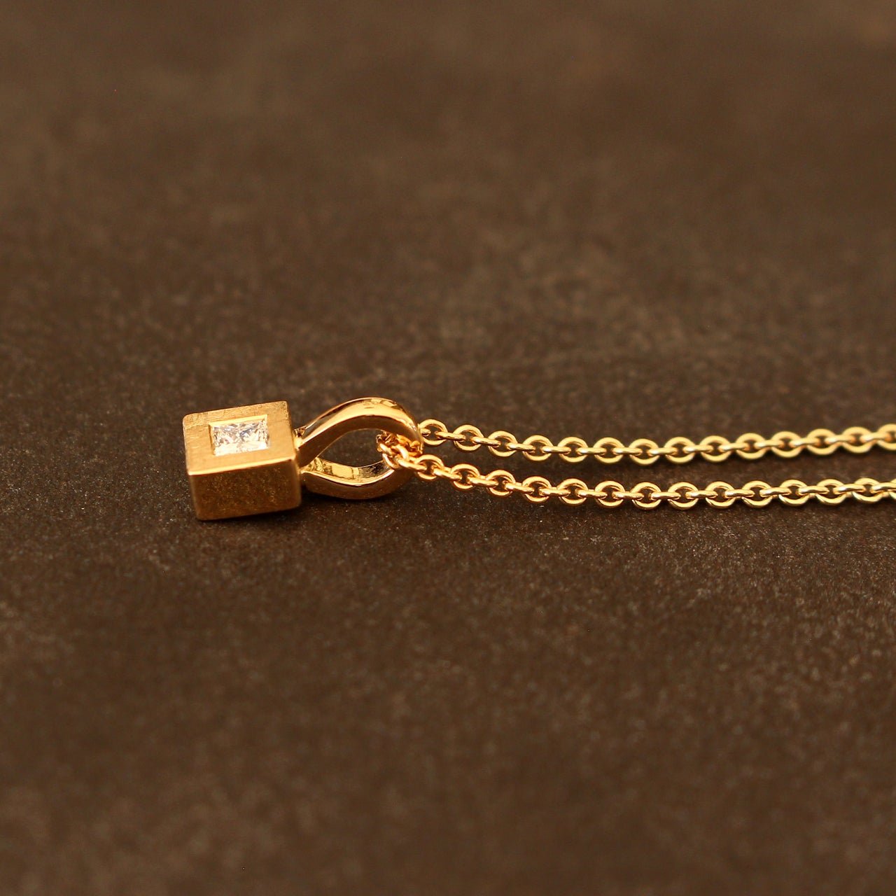 Goldanhänger mit Diamant
