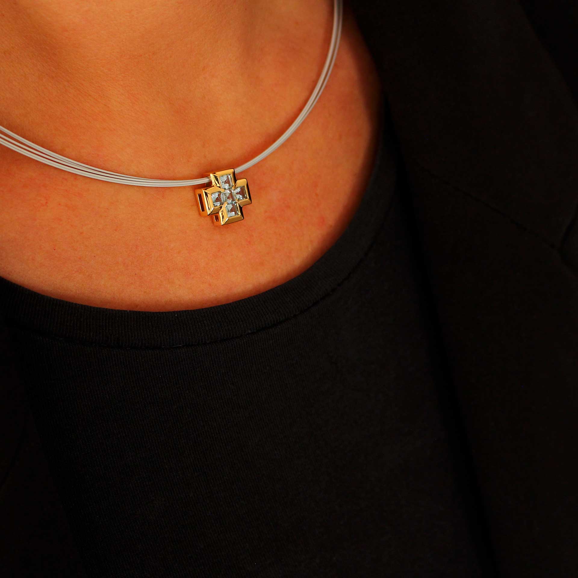 Kreuzanhänger Gelbgold 18ct. mit blauen Topasen