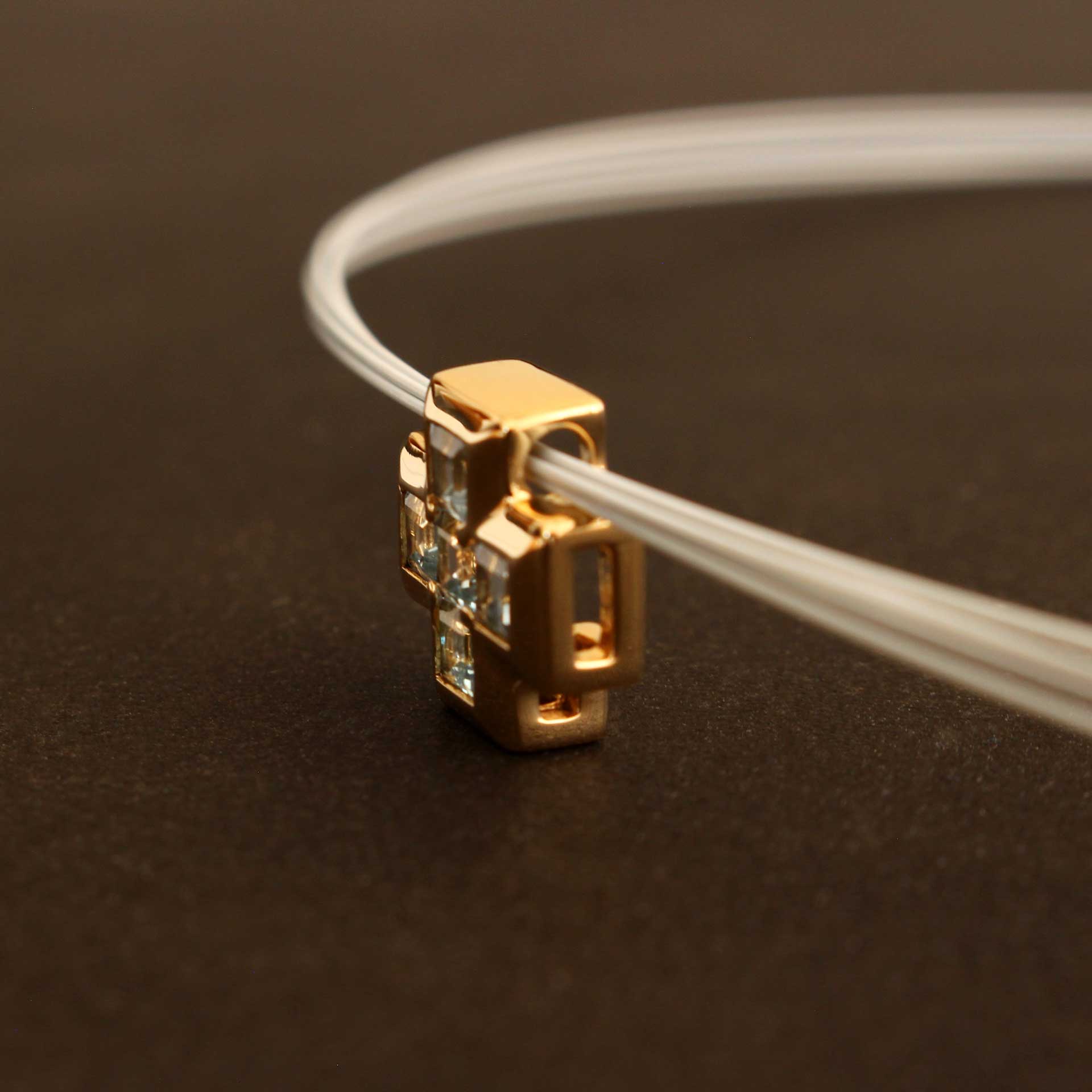 Kreuzanhänger Gelbgold 18ct. mit blauen Topasen