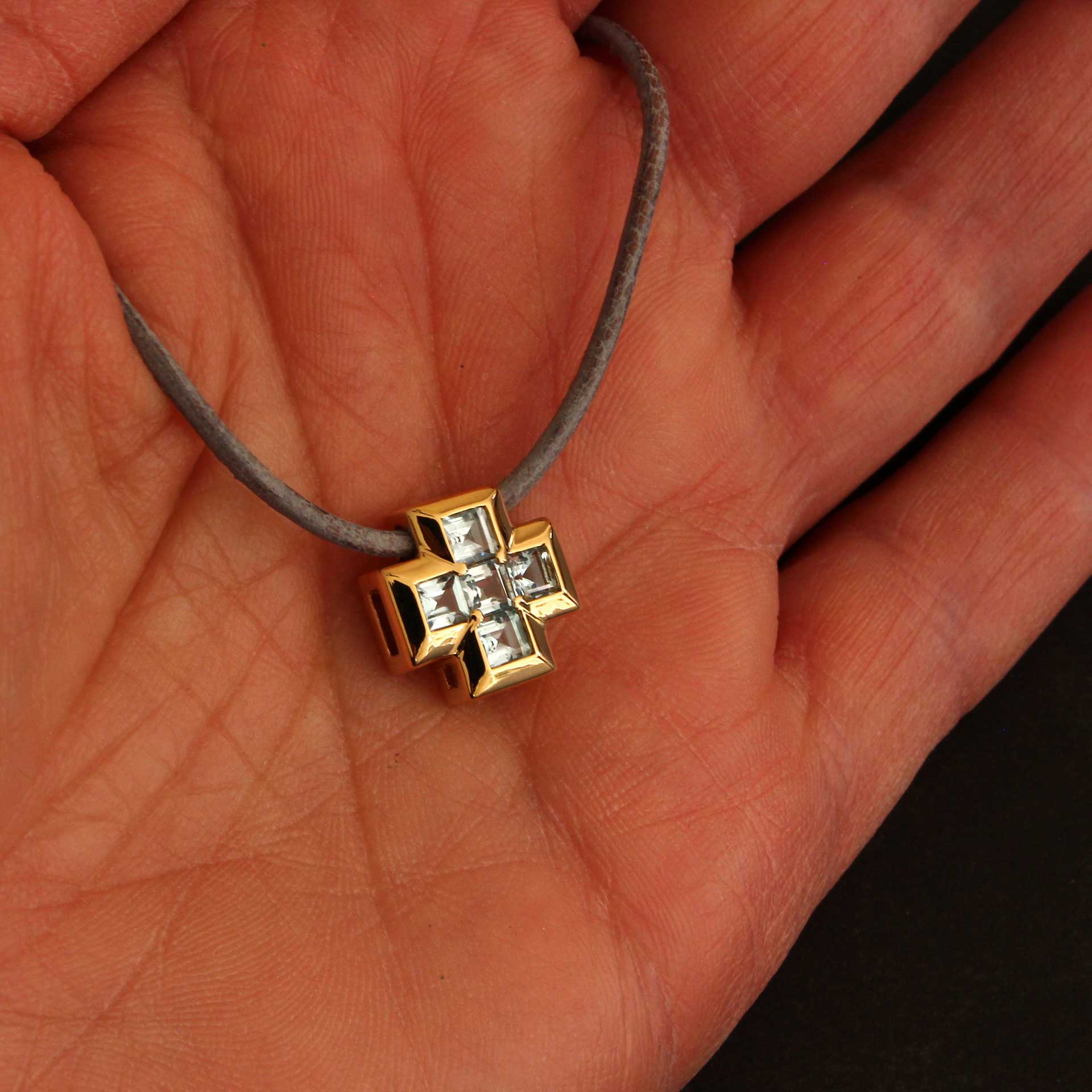 Kreuzanhänger Gelbgold 18ct. mit blauen Topasen