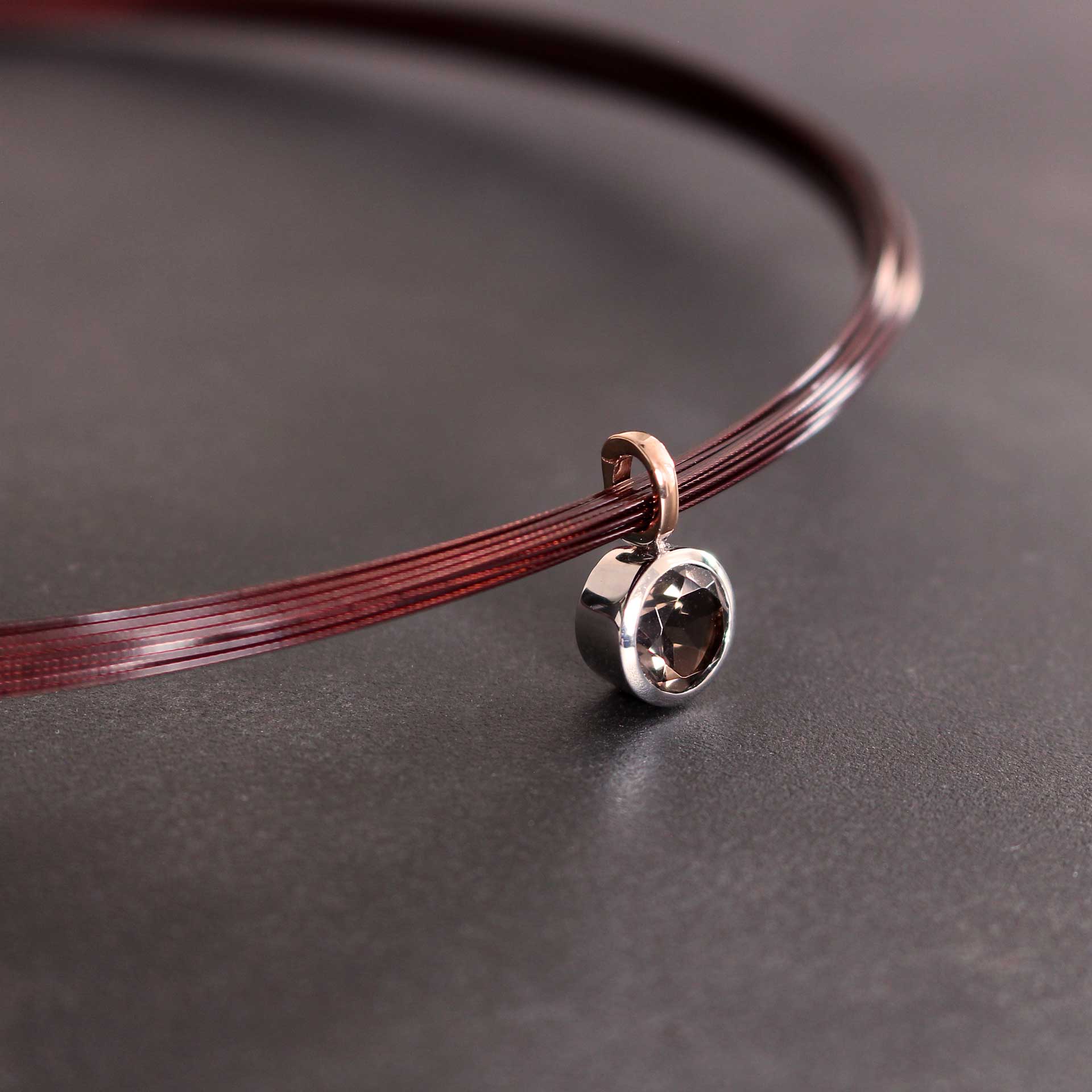 Rauchquarz Anhänger 14 Karat Weißgold Rotgold handgefertigt am Stahlcollier