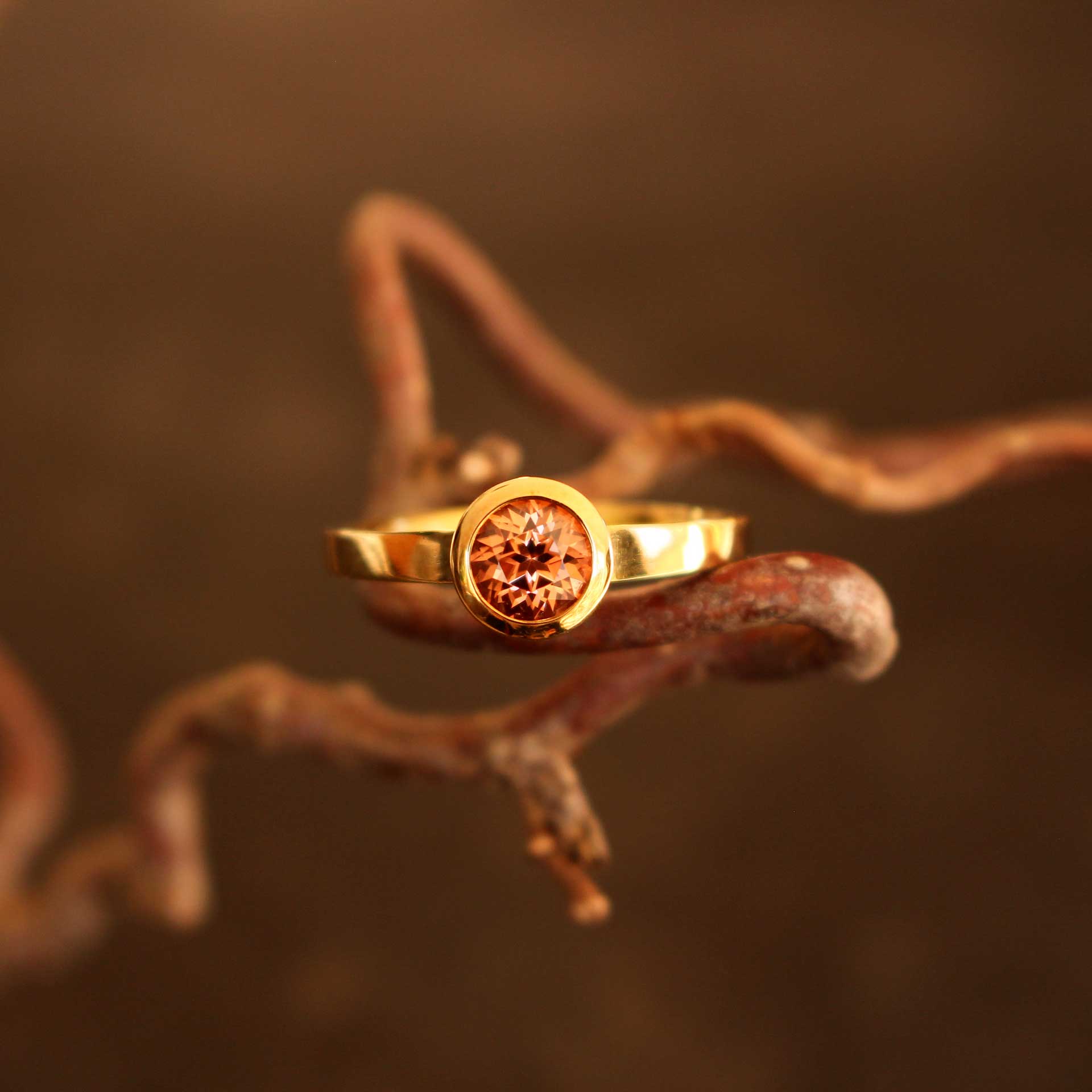 Goldring 18ct mit cognacfarbenem Zirkon 1 ct im Brillantschliff – facettierter Edelstein in konischer Zarge