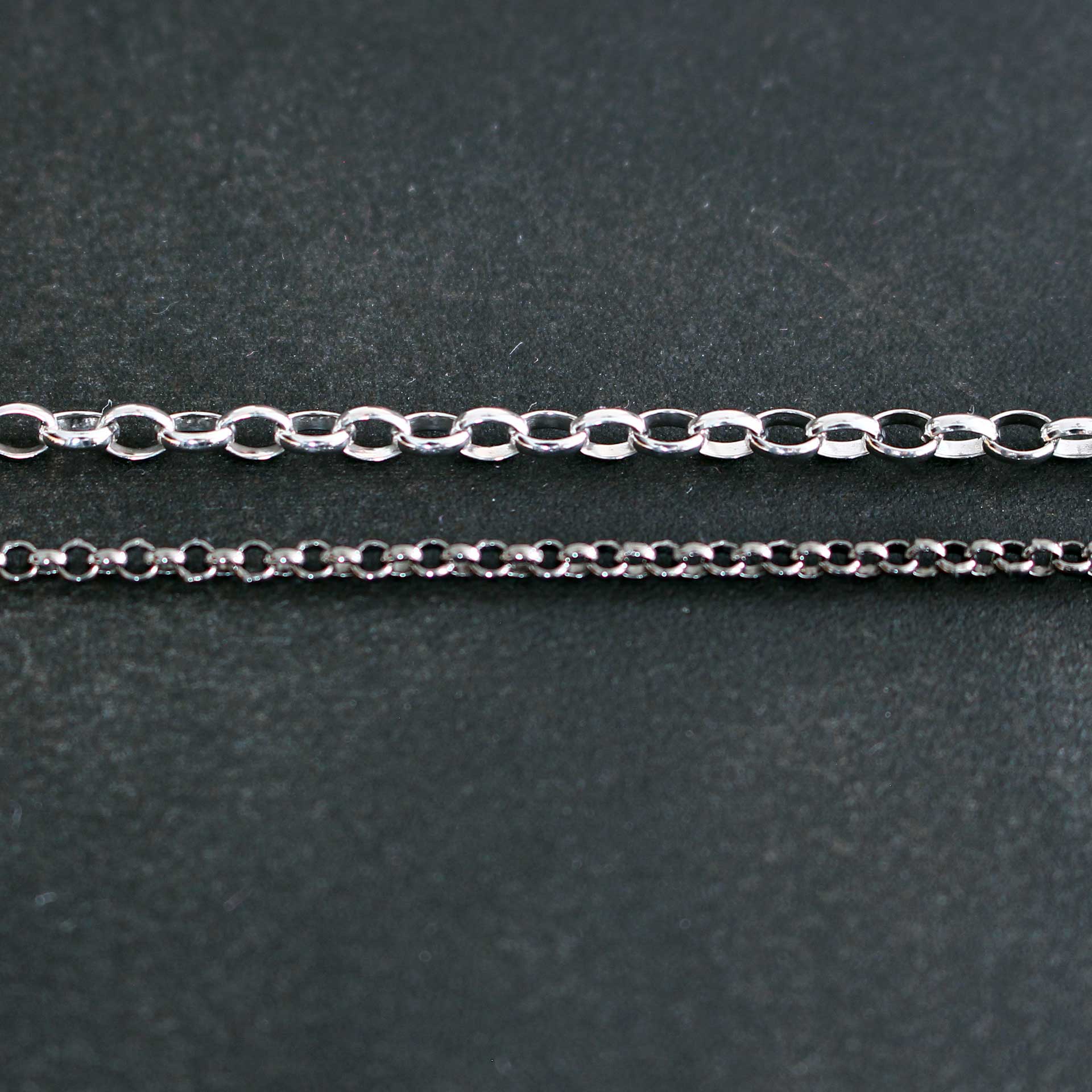 Chalcedon Anhänger mit zwei Ketten-Optionen: weitmaschige Ankerkette weiß rhodiniert und lange Erbskette schwarz rhodiniert