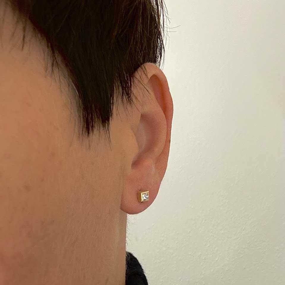 Goldohrstecker 18ct Gelbgold mit Diamanten 0.31ct im prinzess Schliff Detailaufnahme am Ohr handgefertigt Anita scheja