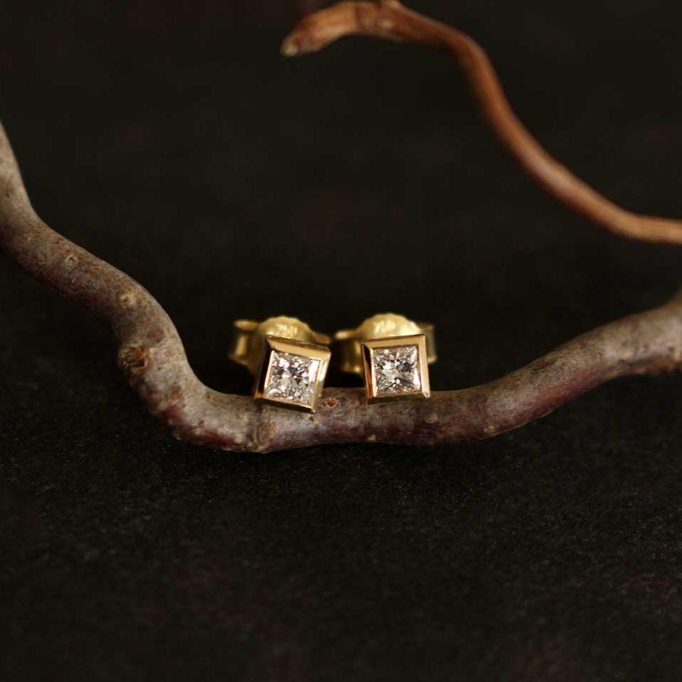Goldohrstecker 18ct. mit Diamanten im Prinzess Schliff