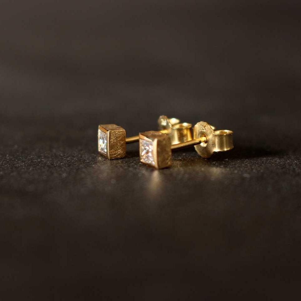 18ct Gelbgoldohrstecker mit Diamanten Detailaufnahme Seitenansicht mit matter Struktur