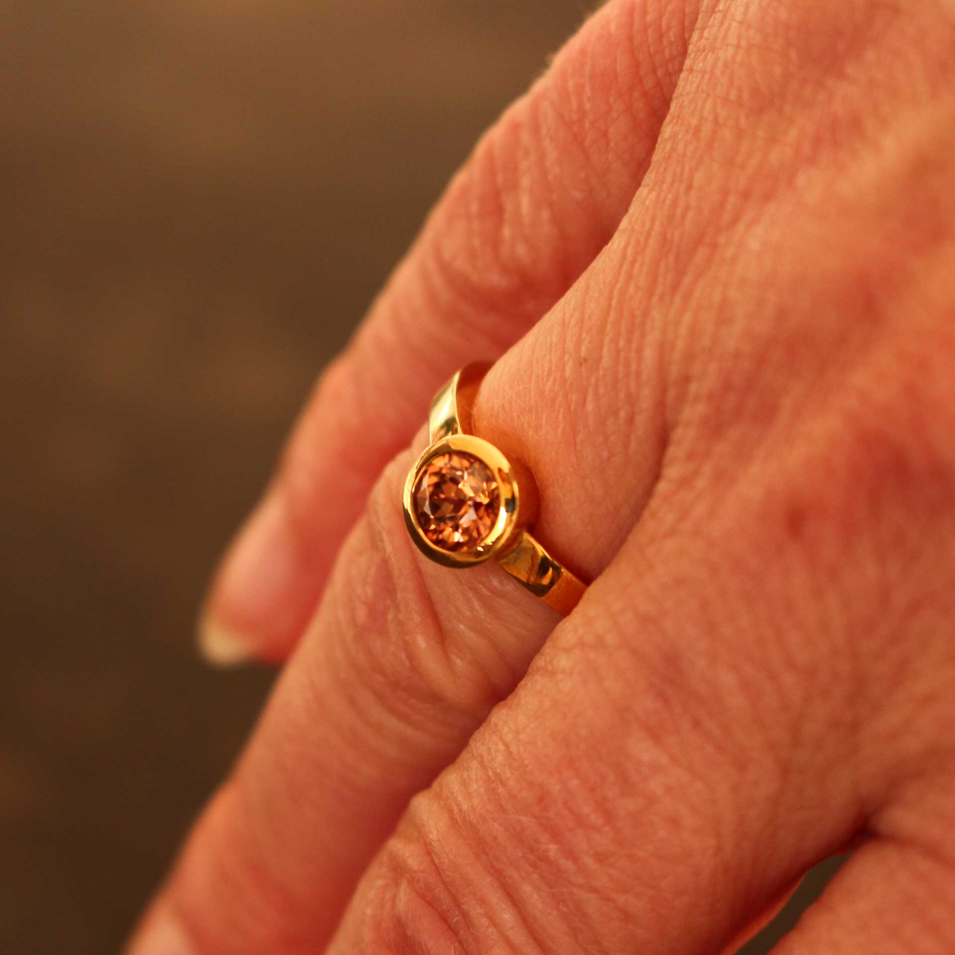 Ring mit cognacfarbenem Zirkon getragen – Ringschiene 3,5 mm verjüngt sich sanft für komfortables Tragegefühl