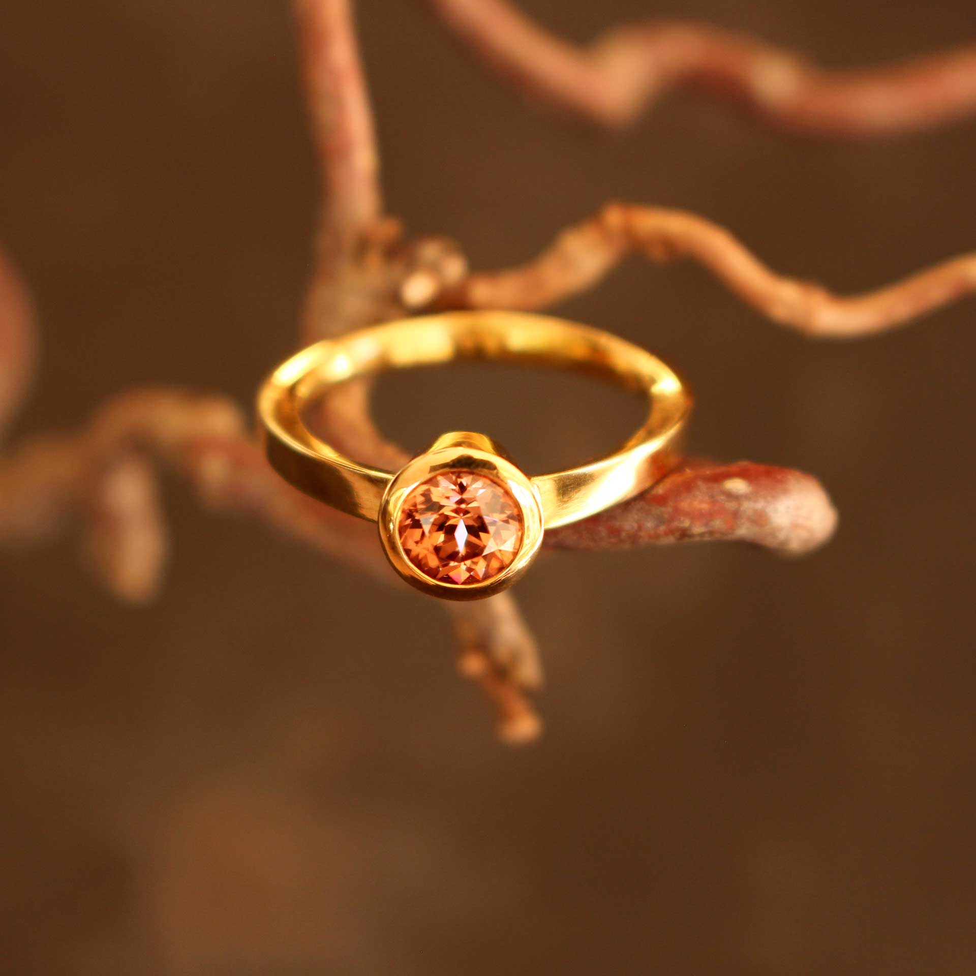 Gelbgoldring 750 mit Zirkon cognacfarben – edle Politur setzt warme Strahlkraft des Steins perfekt in Szene