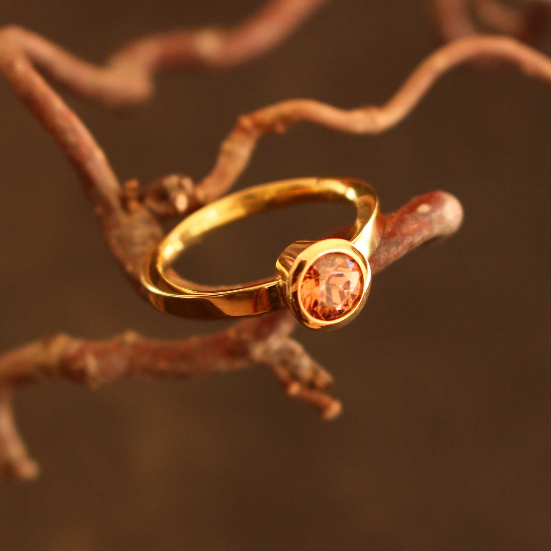 Goldring mit Zirkon Brillantschliff – Detailansicht der zeitlosen Eleganz mit modernem Twist