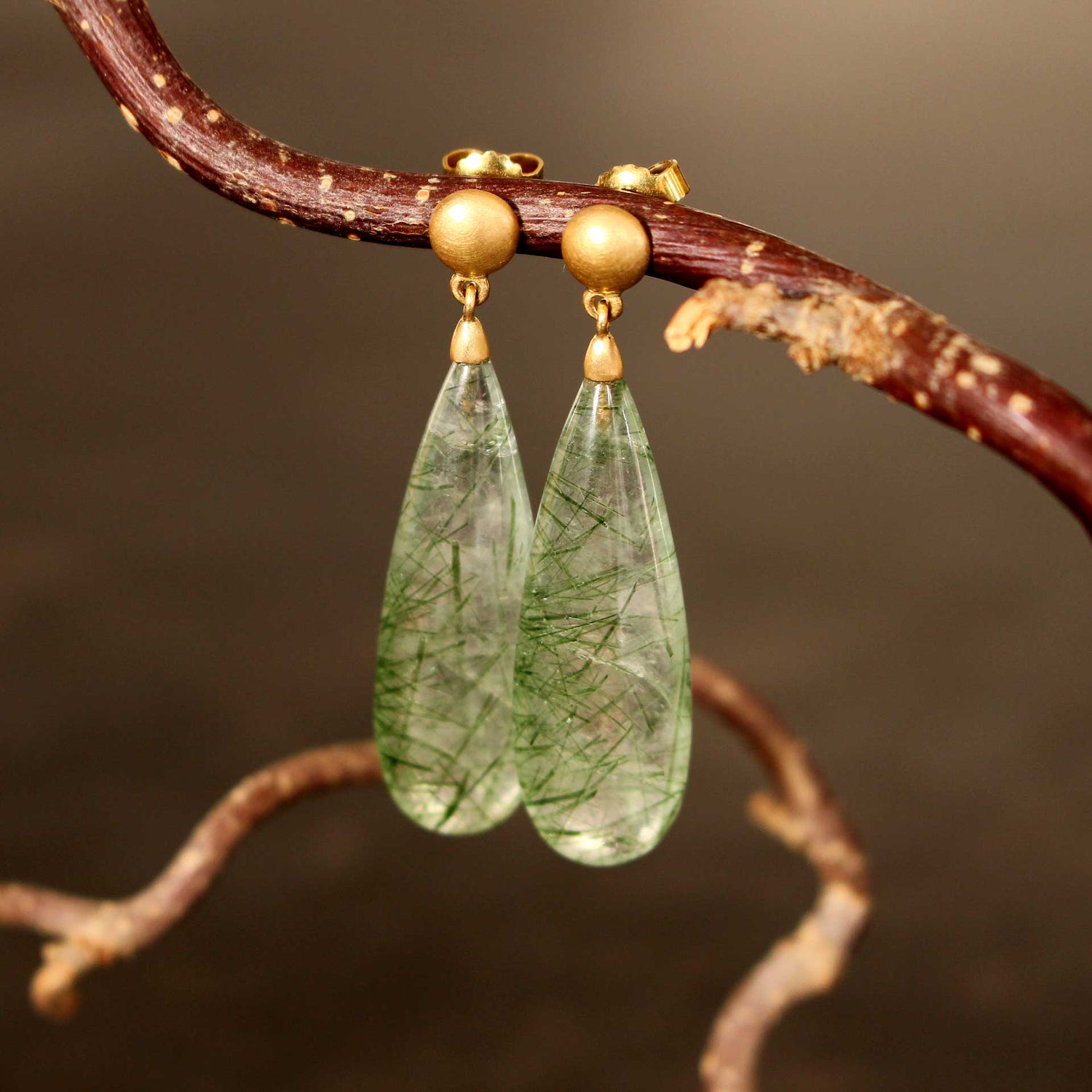 Goldohrringe Tropfen 18 Karat Gelbgold mit grünem Edelstein handgefertigt