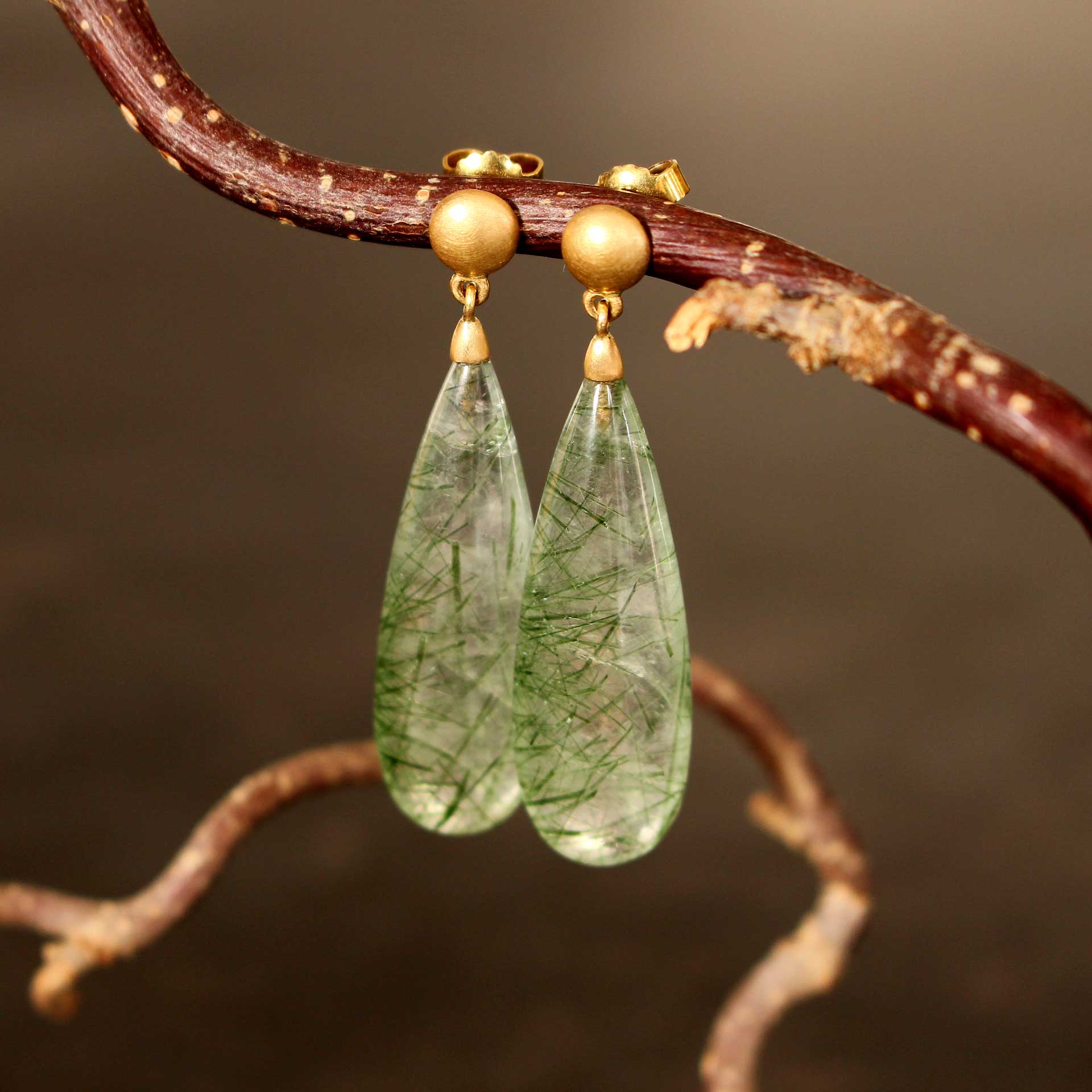 Goldohrringe Tropfen 18 Karat Gelbgold mit grünem Edelstein handgefertigt