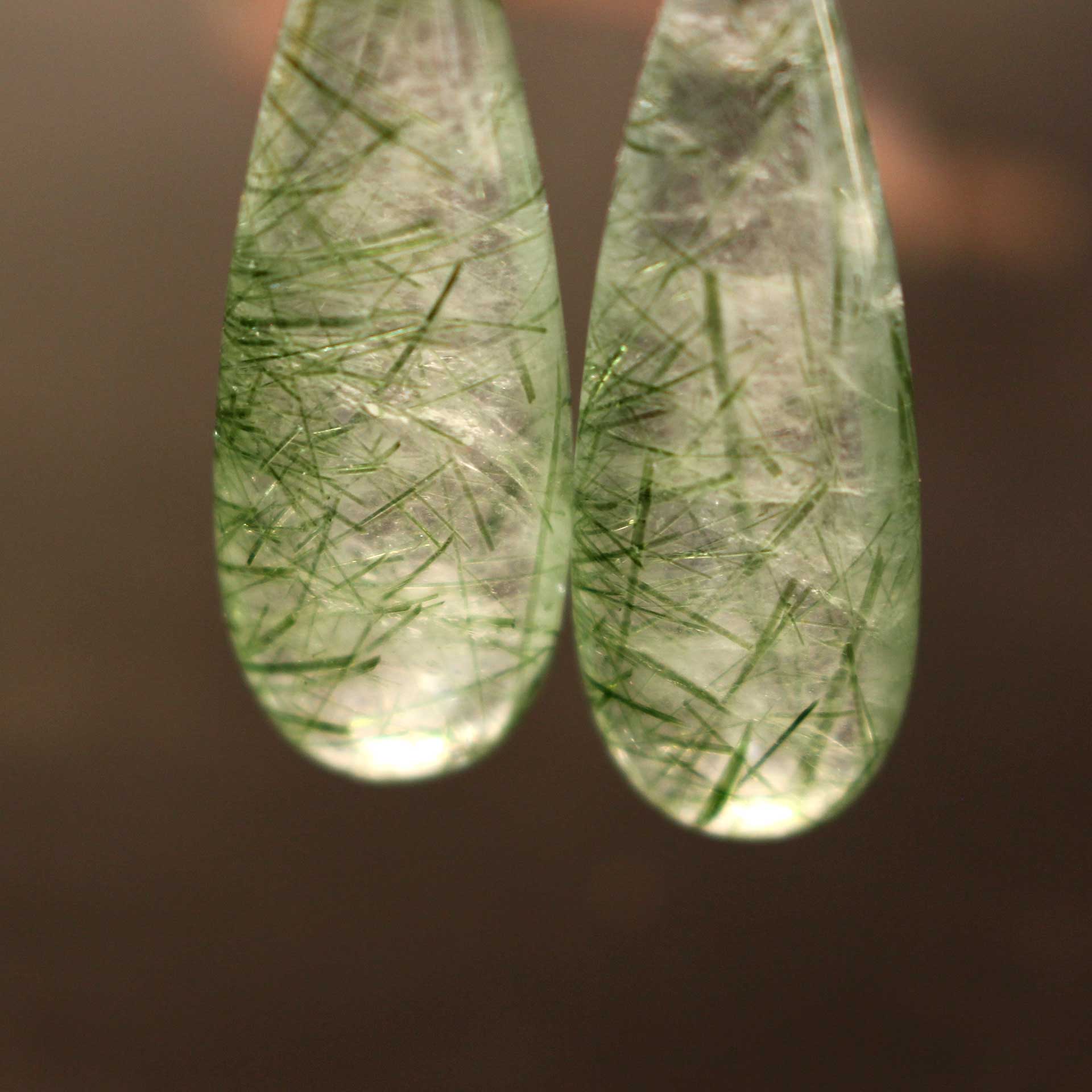 Goldohrringe 18 Karat Gelbgold mit einzigartigem grünen Naturstein Nahaufnahme