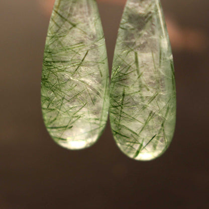 Goldohrringe 18 Karat Gelbgold mit einzigartigem grünen Naturstein Nahaufnahme