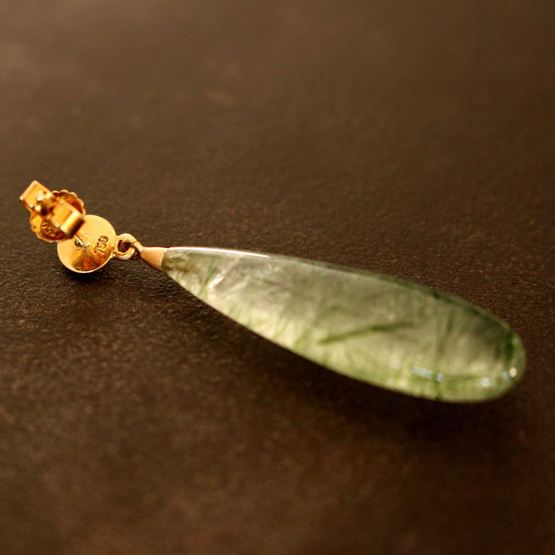 Handgefertigte Goldohrringe Tropfenform - natürlicher grüner Edelstein 18K Gold