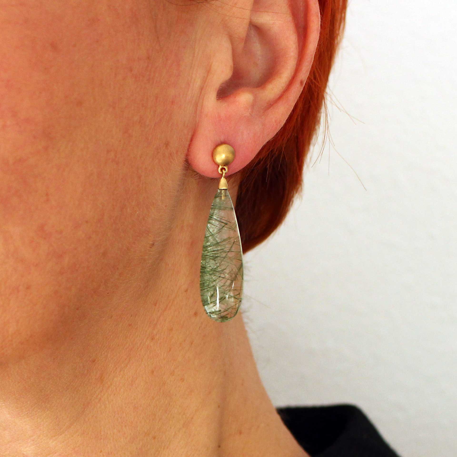 Elegante Goldohrringe getragen - grüner Edelstein in 18K Gelbgold