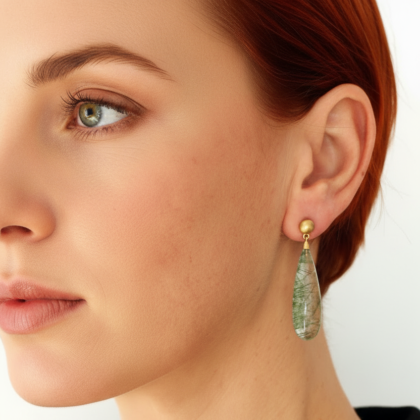 Goldohrringe 18ct mit Aktinolith Detailansicht getragen – markante grüne Nadeln und natürliche Einschlüsse verleihen lebendige Tiefe