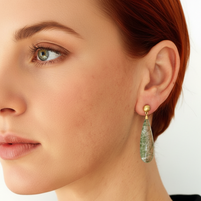 Goldohrringe 18ct mit Aktinolith Detailansicht getragen – markante grüne Nadeln und natürliche Einschlüsse verleihen lebendige Tiefe