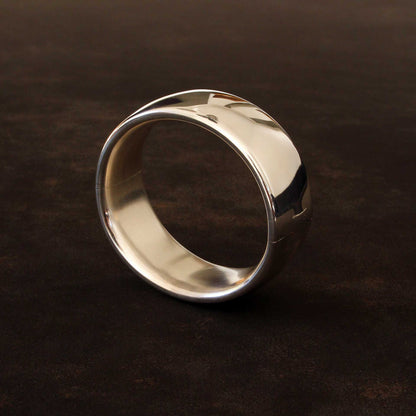 Massiver Unisex-Silberarmreif 25 mm breit aus 925 Sterlingsilber, hochglanzpoliert auf dunklem Stein präsentiert.