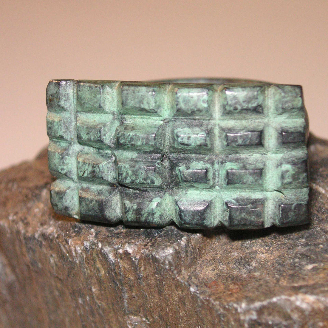 Bronzering mit grüner Patina