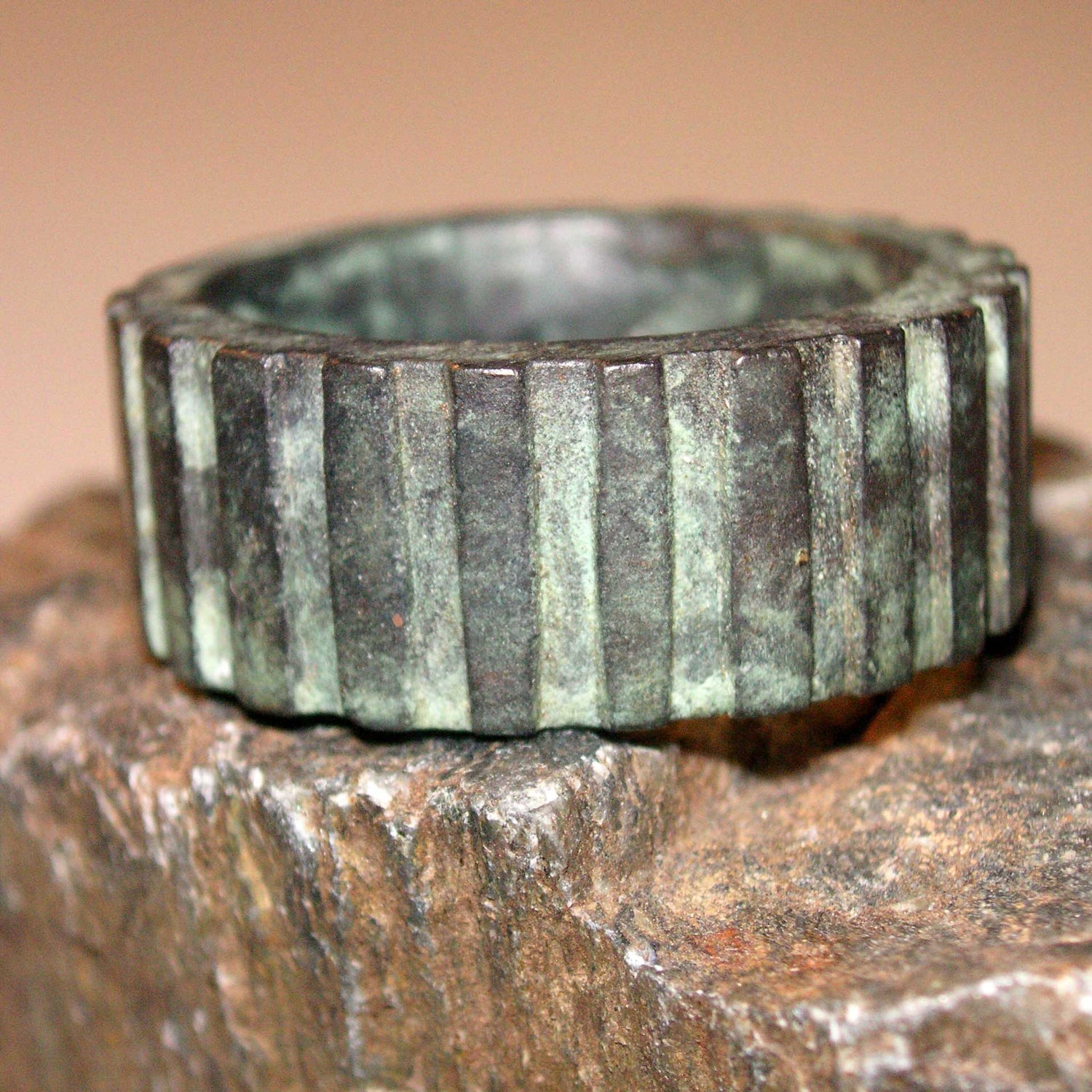 Bronzering mit grüner Patina