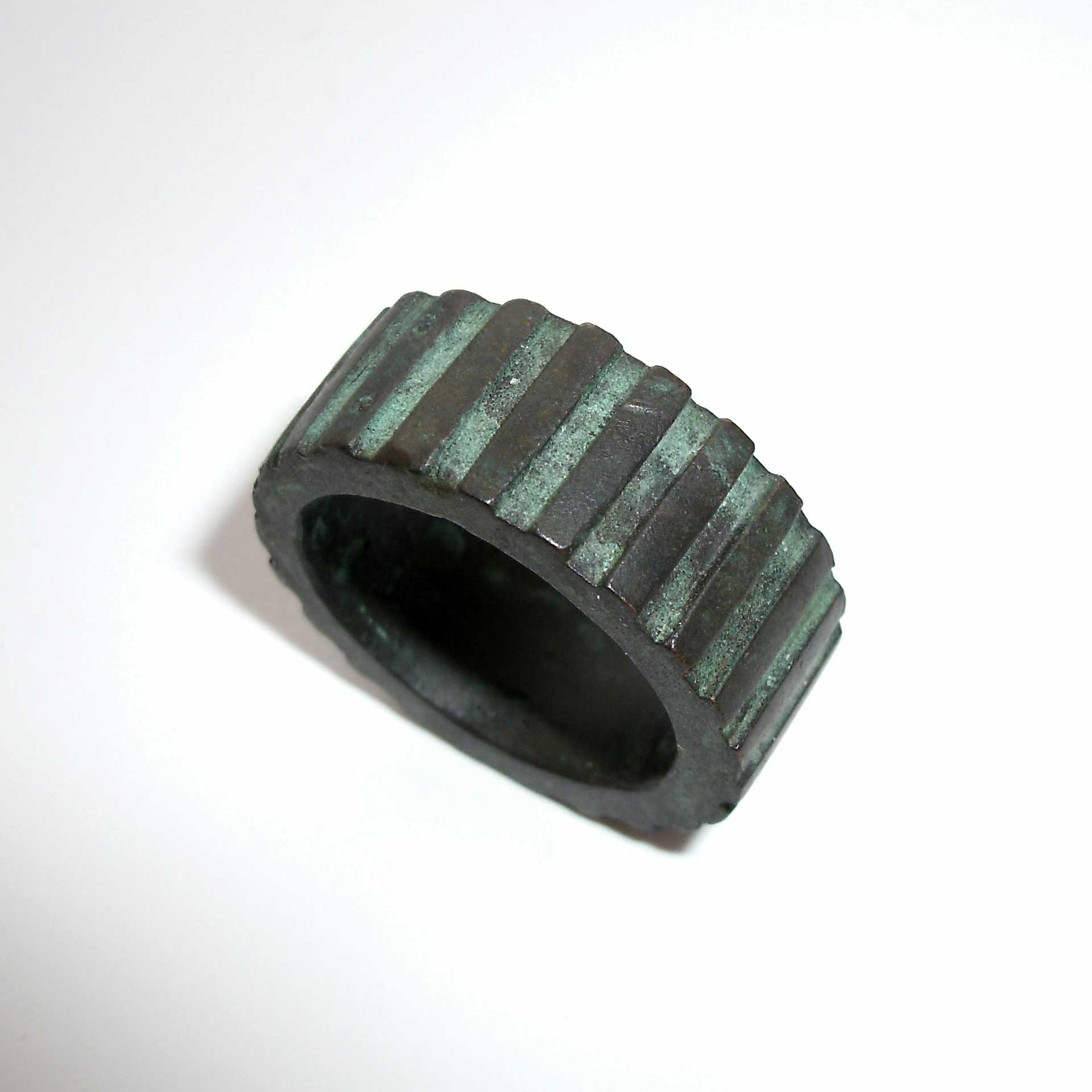 Bronzering mit grüner Patina