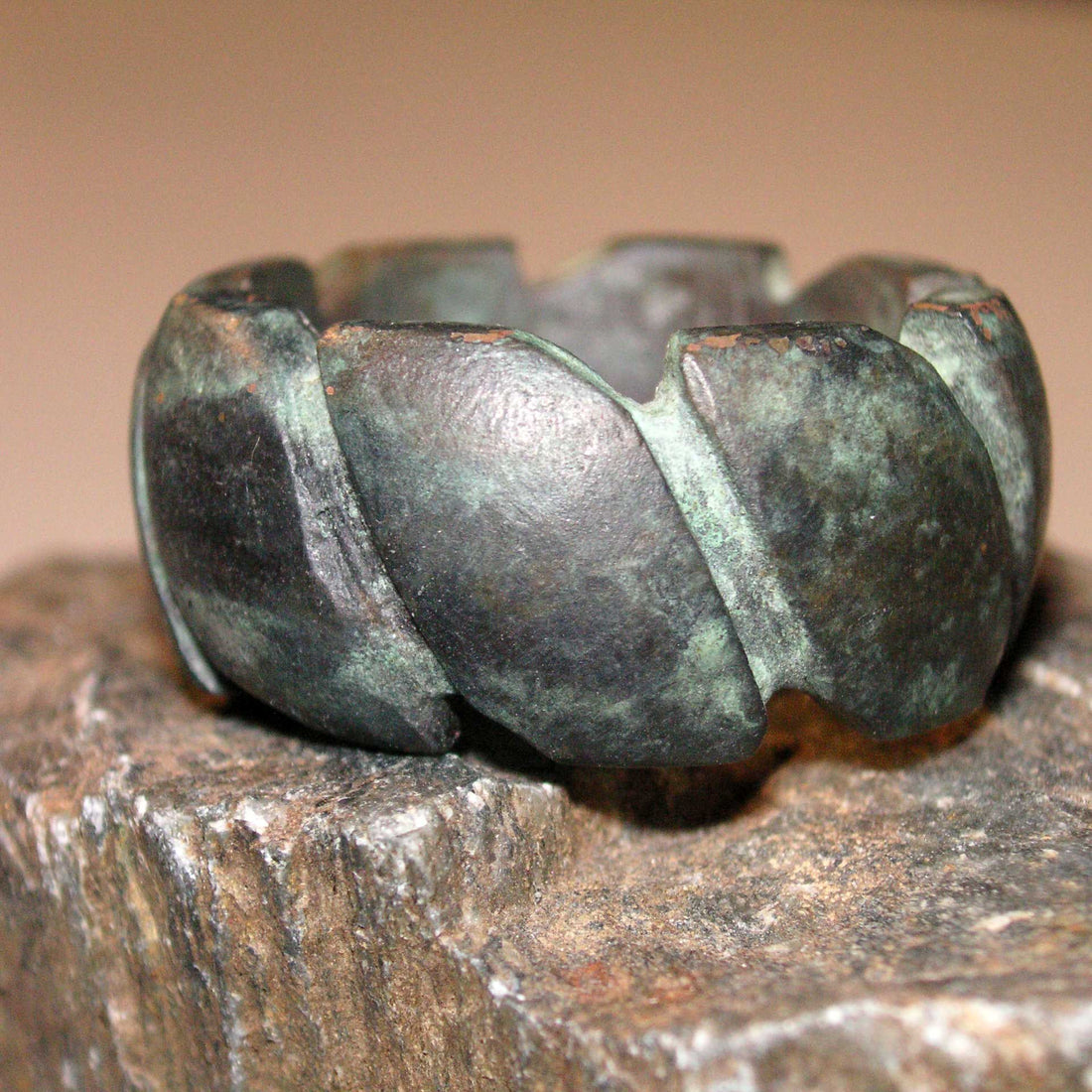 Bronzering mit grüner Patina