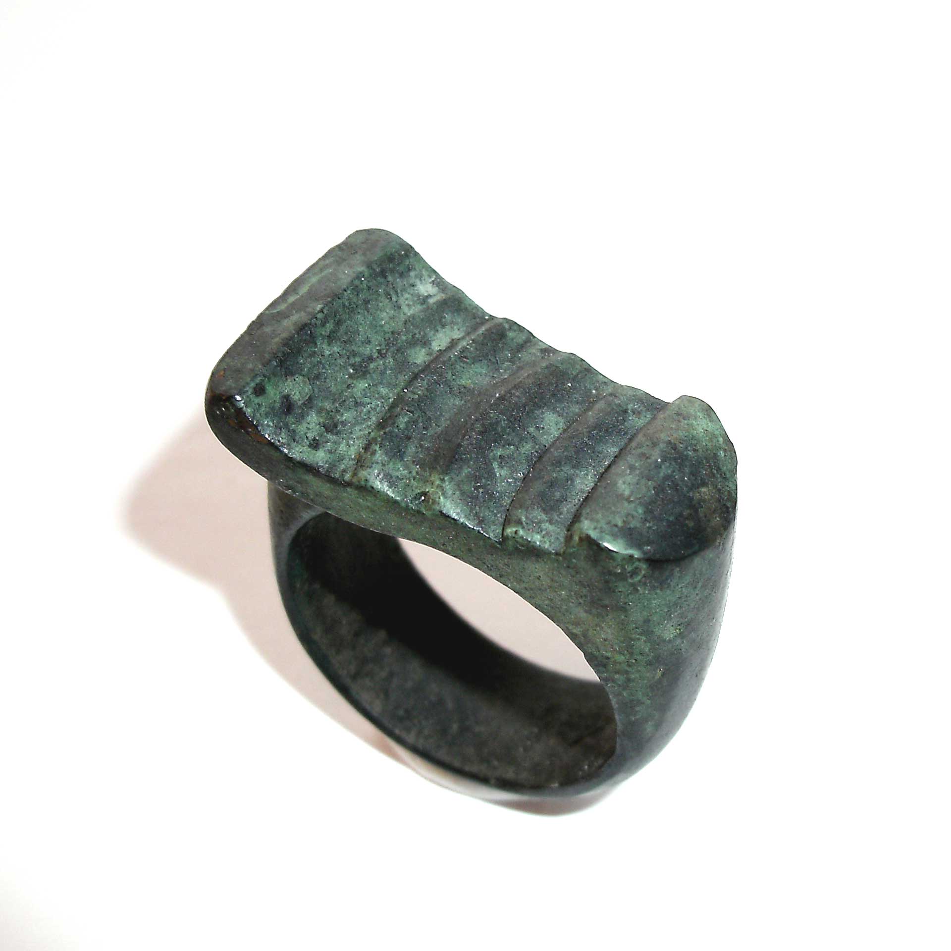 Bronzering mit grüner Patina