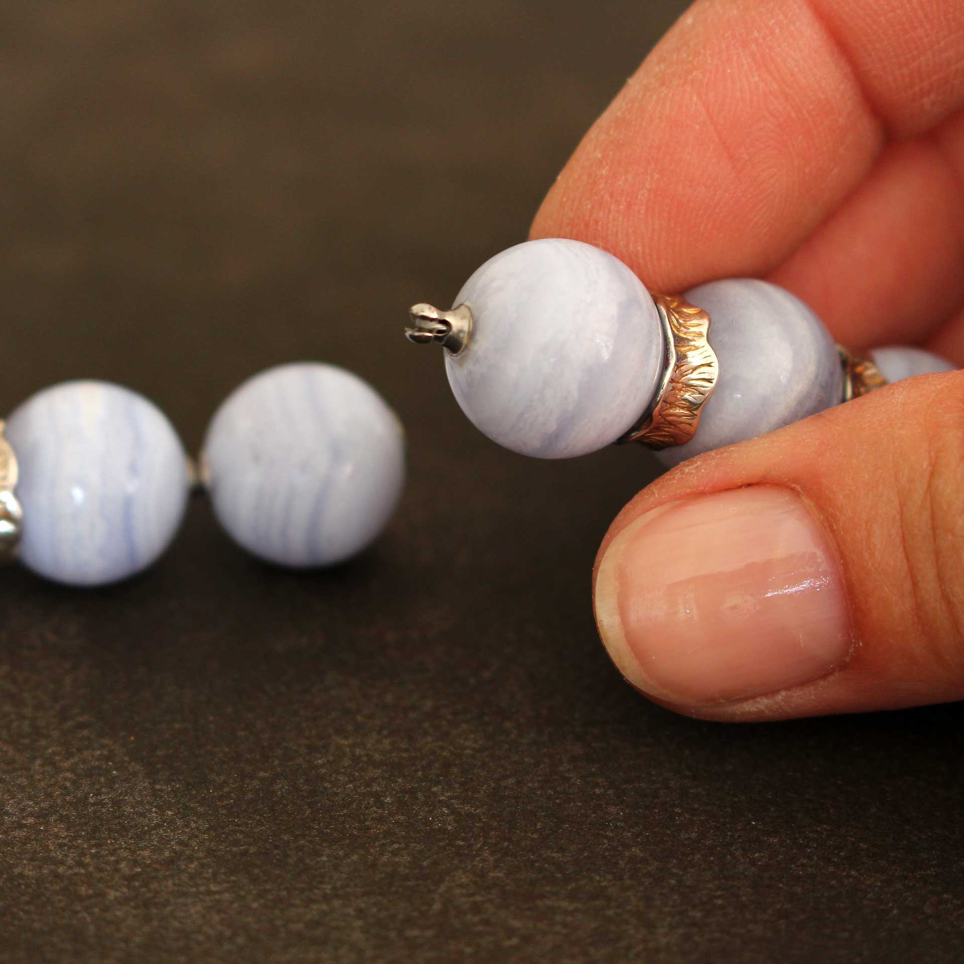 Chalcedon Collier handgefertigt aus 925er Silber – Seitenansicht des Unikat-Schmuckstücks