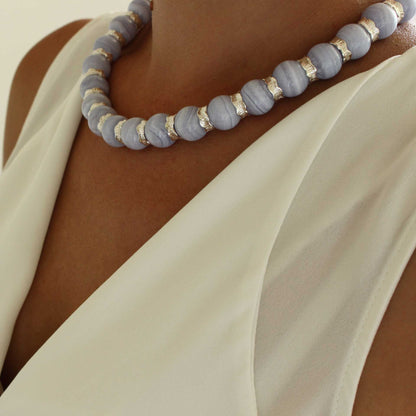 Handgefertigtes Chalcedon Collier – Nahaufnahme der natürlichen Edelsteinkugeln in Silberfassung