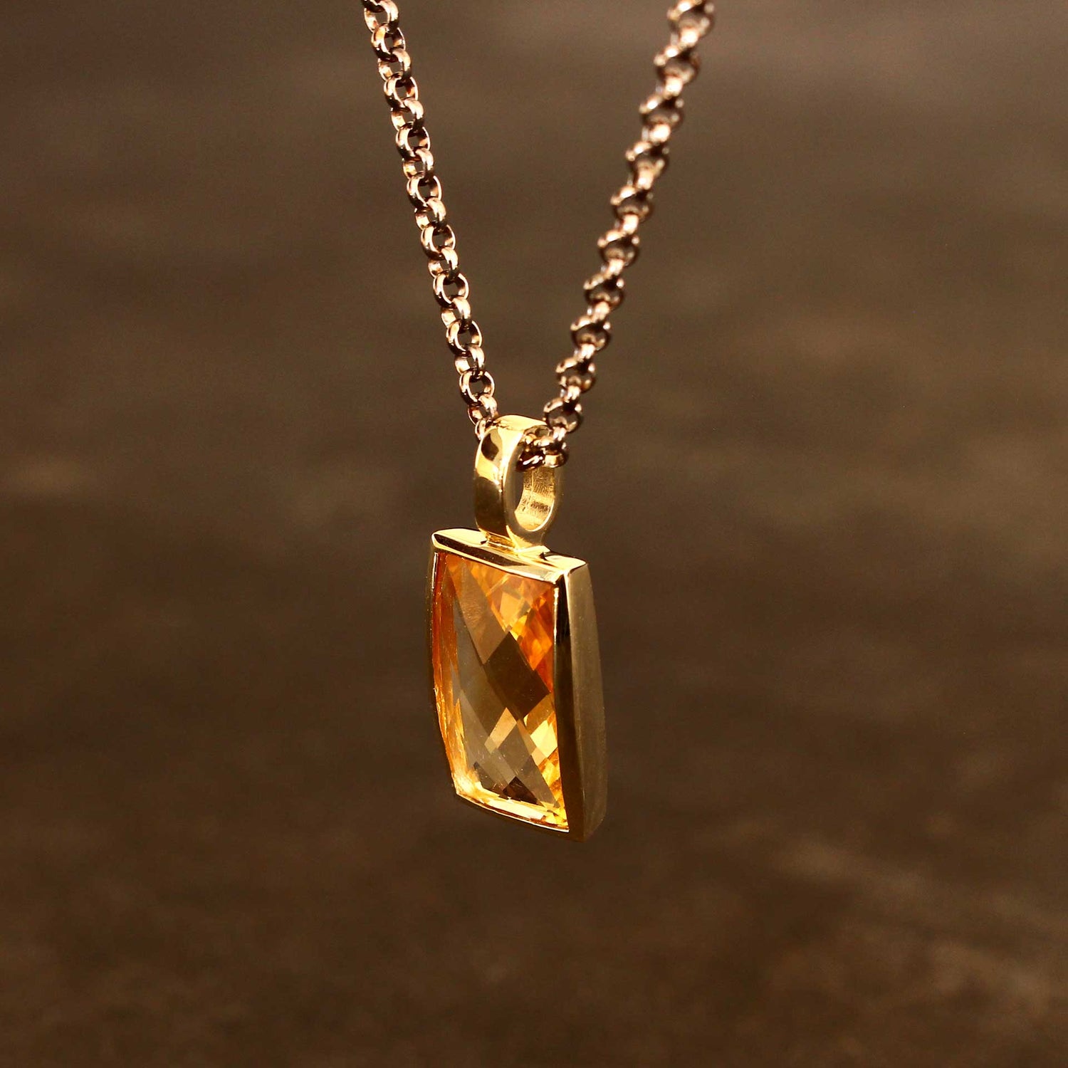 Goldanhänger mit hellem Citrin im Schachbrettschliff – 14ct. Gold