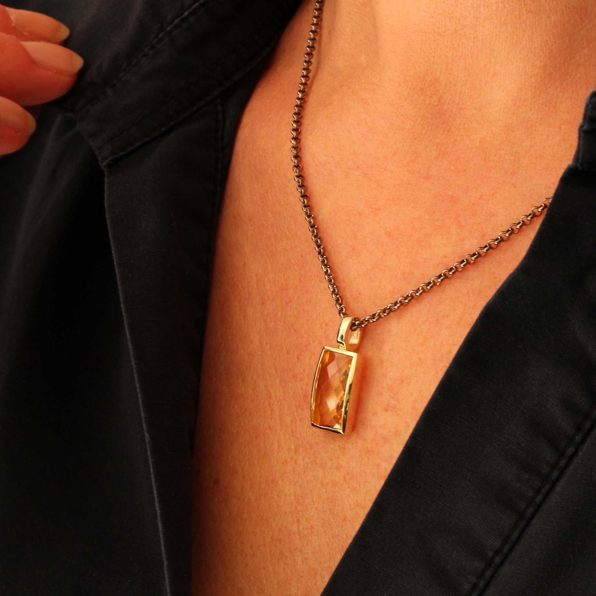 Goldanhänger mit hellem Citrin im Schachbrettschliff – 14ct. Gold