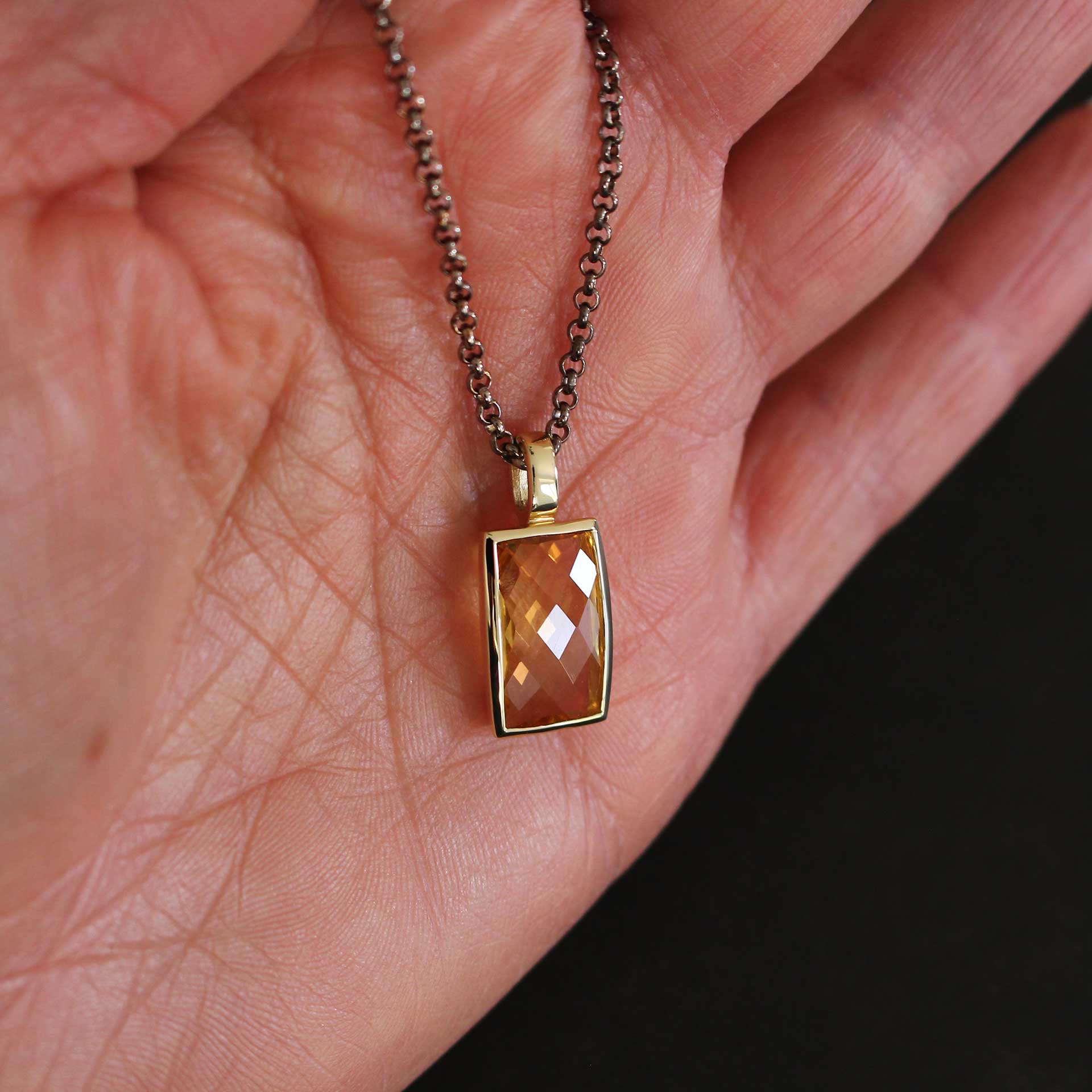 Goldanhänger mit hellem Citrin im Schachbrettschliff – 14ct. Gold