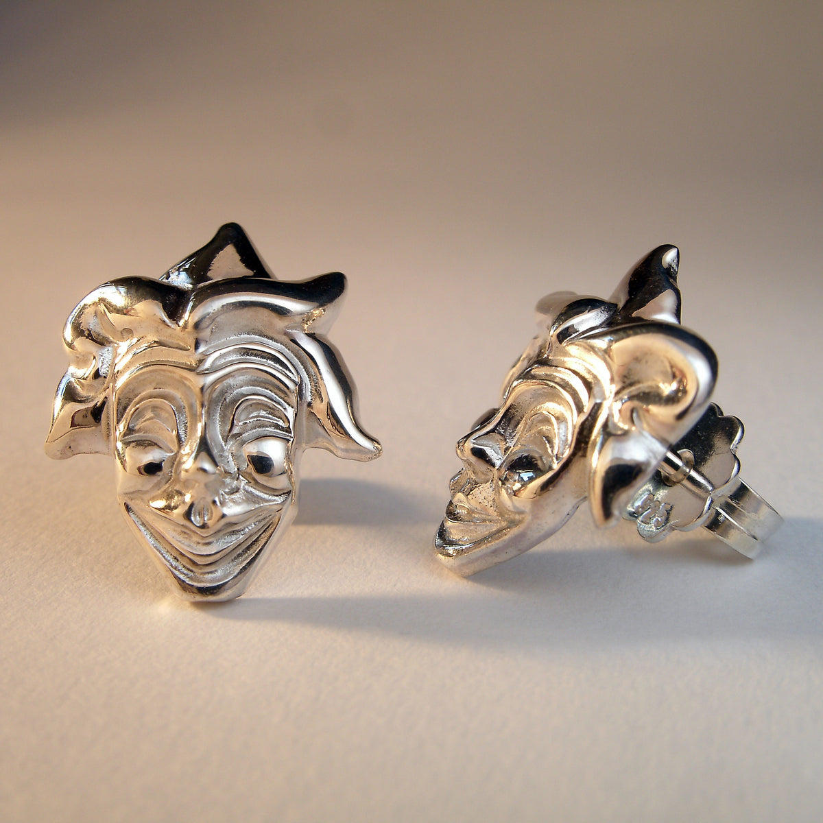 Skulpturale Ohrringe "Maske" – Massive Goldohrstecker 18ct