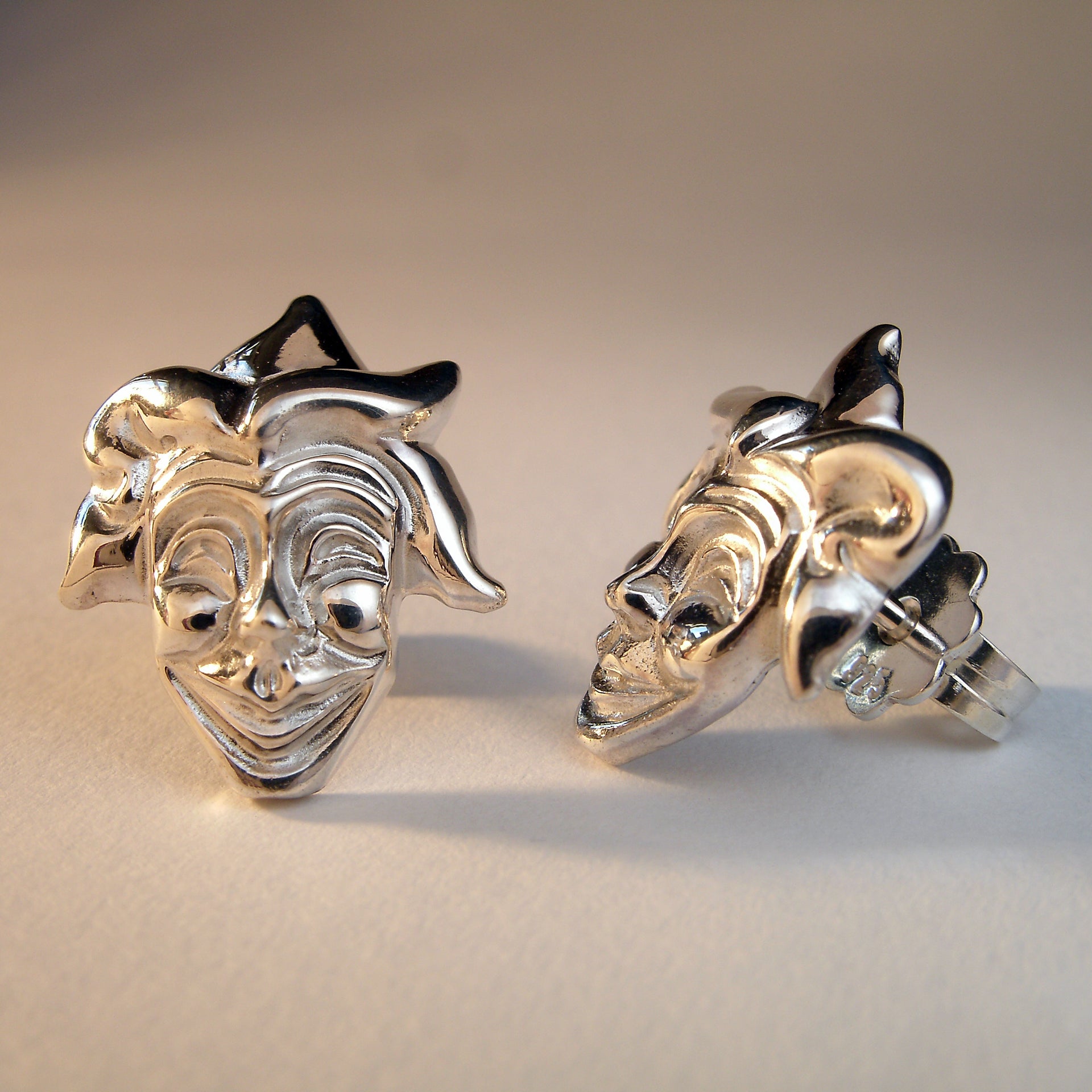Skulpturale Ohrringe "Maske" – Massive Goldohrstecker 18ct