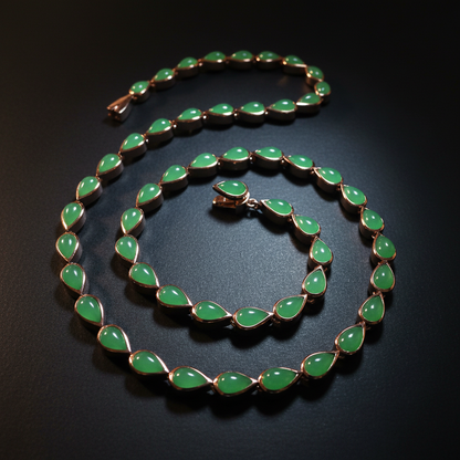 Luxuriöses Chrysopras-Collier aus der bayerischen Goldschmiede-Werkstatt: 55 leuchtend grüne, einzeln gefasste Edelsteintropfen und 750er Rotgold-Plattierung auf 925 Silber, fotografiert auf edlem dunklen Hintergrund.