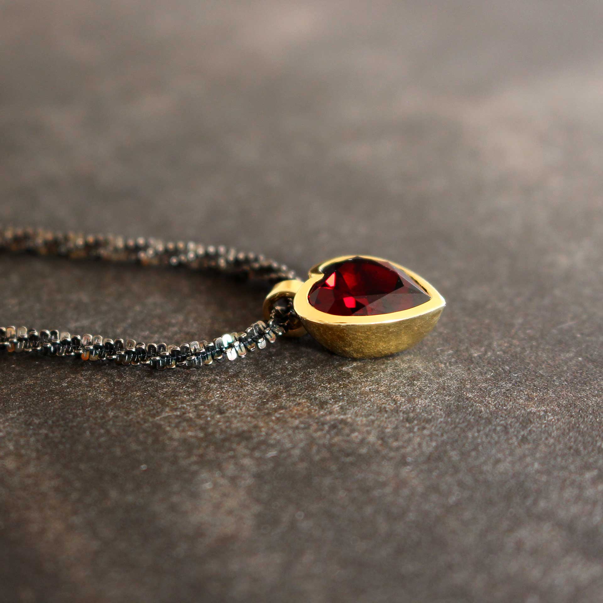 Goldanhänger 14ct. mit Granatherz