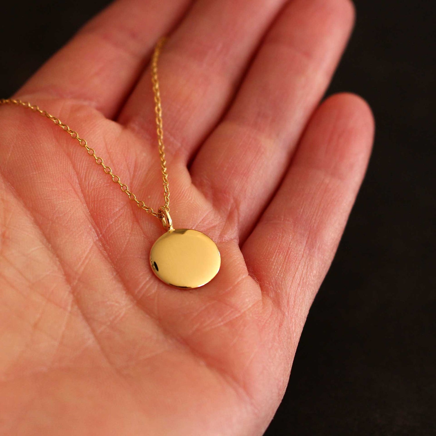 Detailansicht runder Goldanhänger 18K Gelbgold, handgefertigte Verarbeitung, Ø 12 mm
