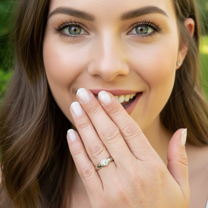 Verlobungsring Weissgold mit weißem Stein getragen 