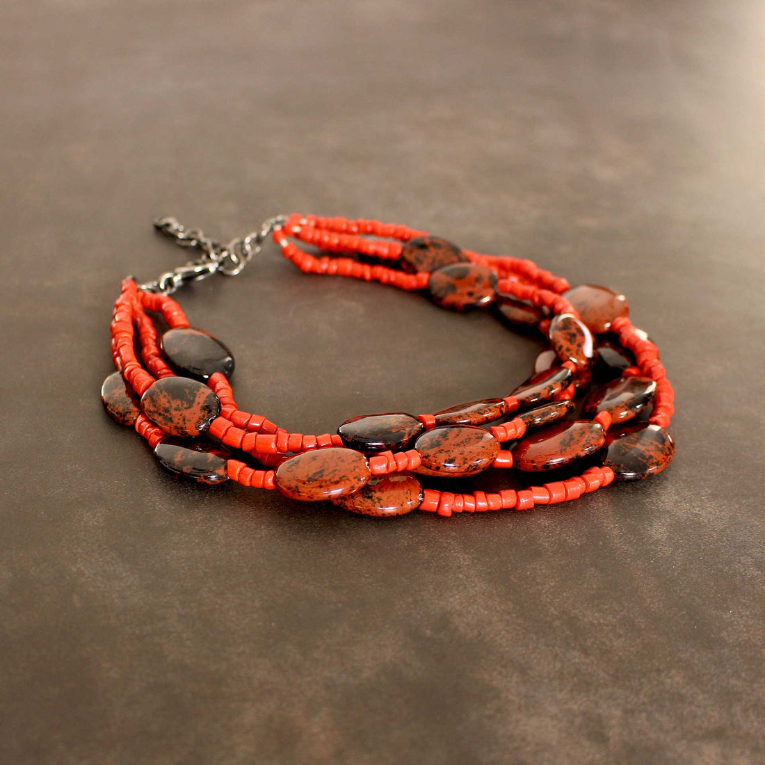 Mehrreihiges Korallcollier Sardinien, Choker-Style, Nahaufnahme der roten Korallenstränge