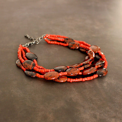 Mehrreihiges Korallcollier Sardinien, Choker-Style, Nahaufnahme der roten Korallenstränge