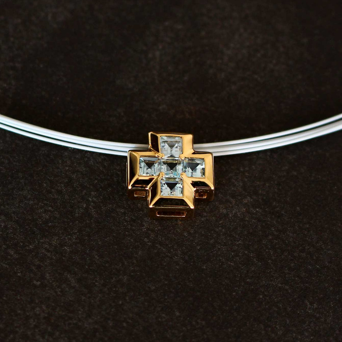 Kreuzanhänger Gelbgold 18ct. mit blauen Topasen