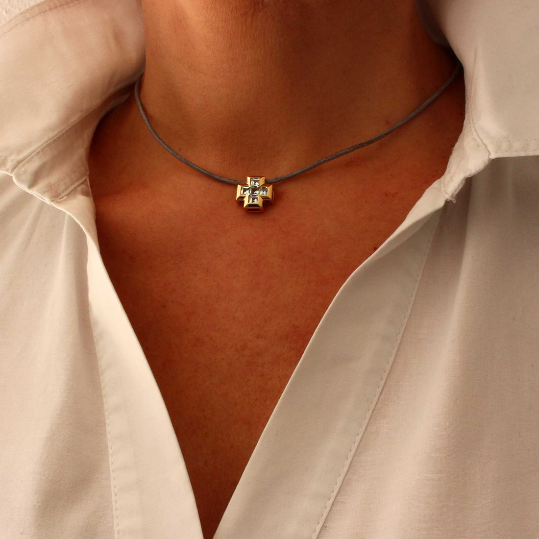 Kreuzanhänger Gelbgold 18ct. mit blauen Topasen