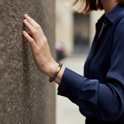 Das handgefertigte Labradorit-Statement-Armband getragen an einem Damen-Handgelenk. Das Foto zeigt die optimale Passform der 20cm Länge bei 12mm Steinstärke und das faszinierende Labradorisieren der facettierten blauen Edelsteine im Licht.