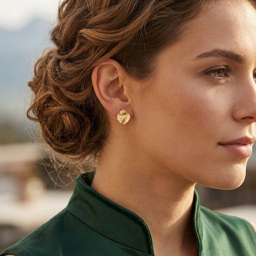Goldohrstecker 14ct mit organischen Formen und mattierter Oberfläche – drei Brillanten 0,09 ct in Weißgoldfassungen - handgefertigtes Designerstück aus deutscher Goldschmiedewerkstatt getragen von einem Modell.